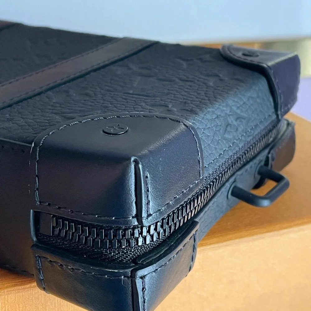 PRISTINE Louis Vuitton 2018 Taiga Bifold Wallet YV in Black Leather w/ box & bag
